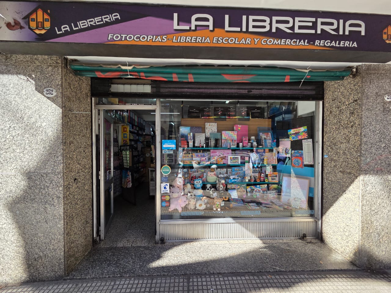 Lee más sobre el artículo La librería – Flores